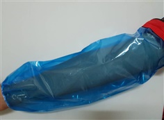ปลอกแขนพลาสติก สีฟ้า สำหรับใส่กันเปื้อน กันน้ำ กันน้ำมัน สินค้าใช้แล้วทิ้ง