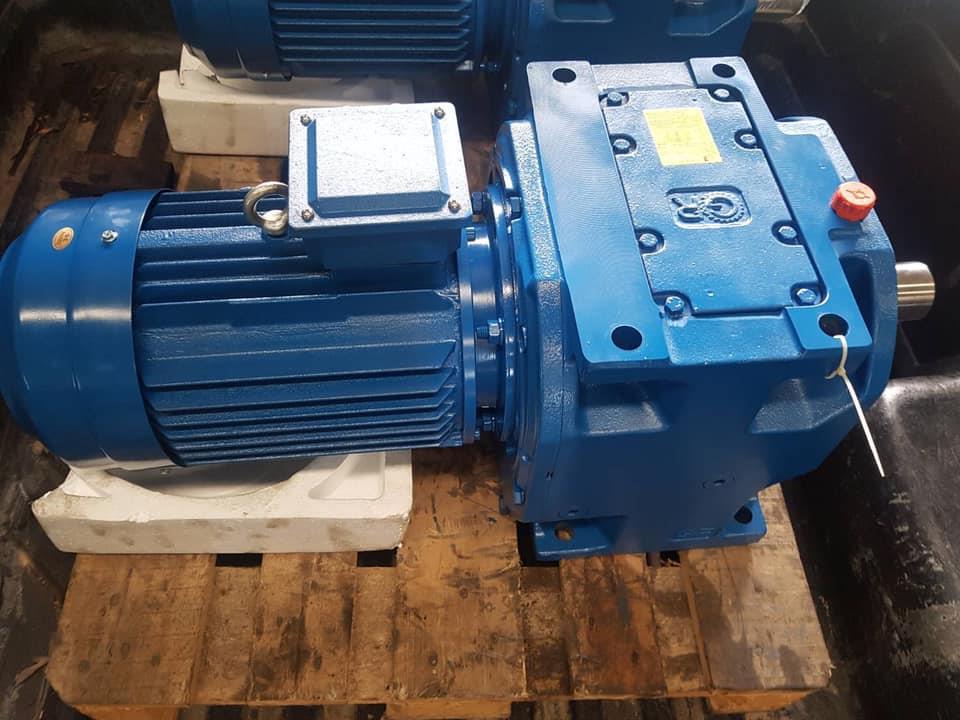 ROSSI 3 HM MR3I  125UC2A Ratio 49.3 O/P Torque 2,420 rpm   ,helical gear,Rossi,Machinery and Process Equipment/Gears/Gearmotors