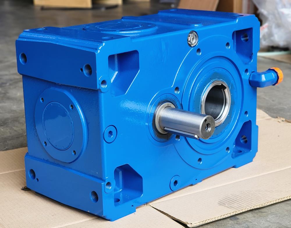Helical Gear Reducer Model : RI 160 UP2A Ratio : 4,13